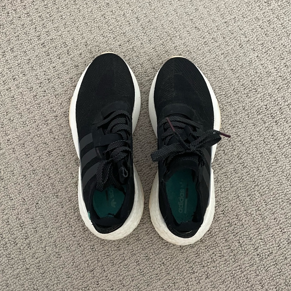 adidas black tennis shoes